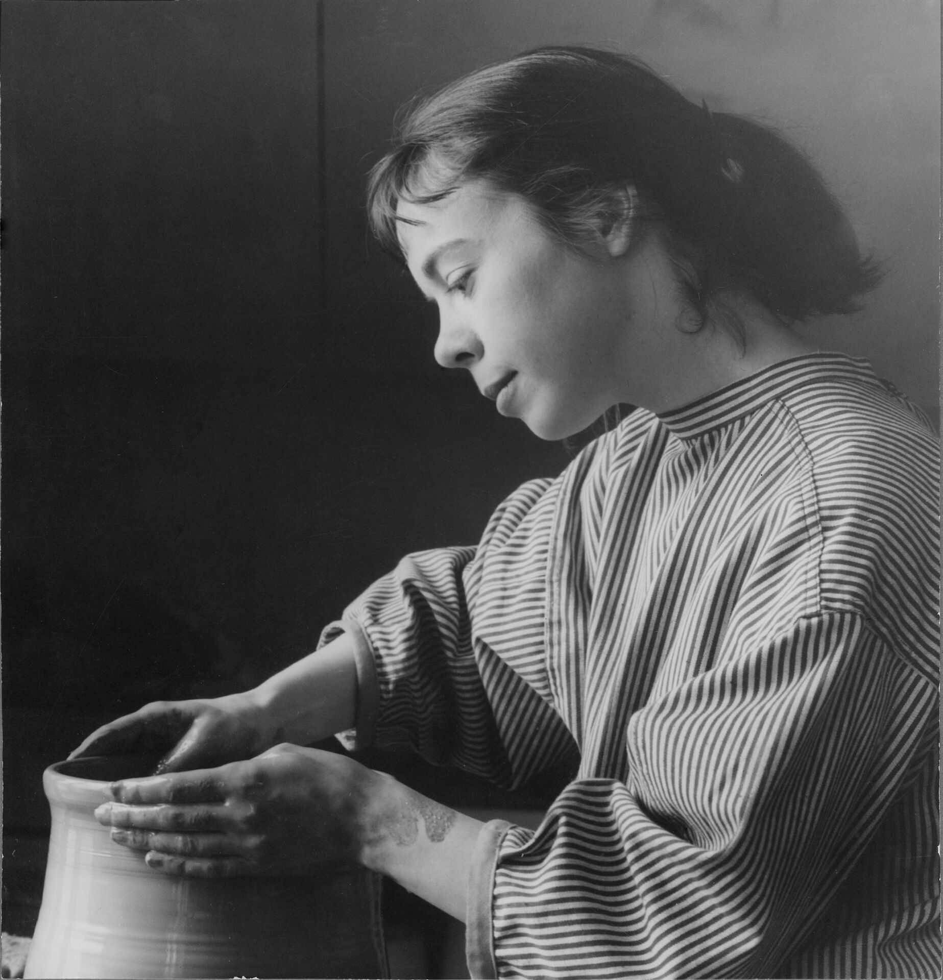 Kvinna som drejar, svart-vit bild